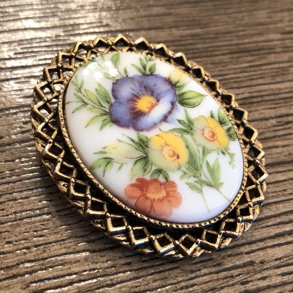 Vintage Floral Cameo Pin / Pendant Milk Glass - Picture 2 of 11